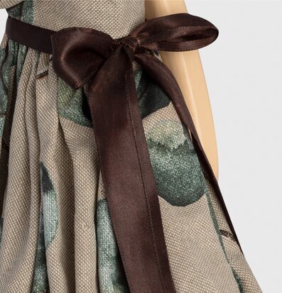 Bordslampa Lia från Skitso med beige klänning och träfot