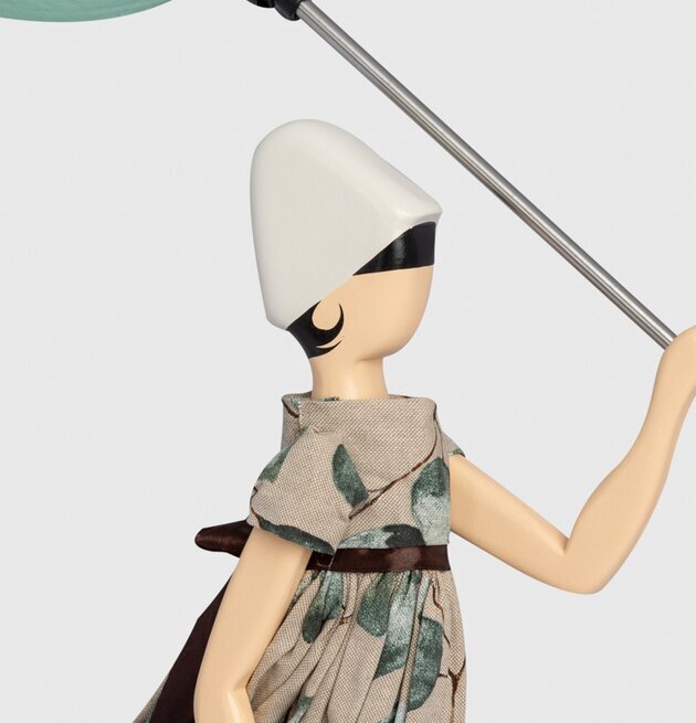 Bordslampa Lia från Skitso med elegant figurin och grön skärm