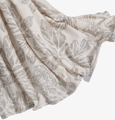 Bordslampa Vaso från Skitso med tygskärm och mönster av blad