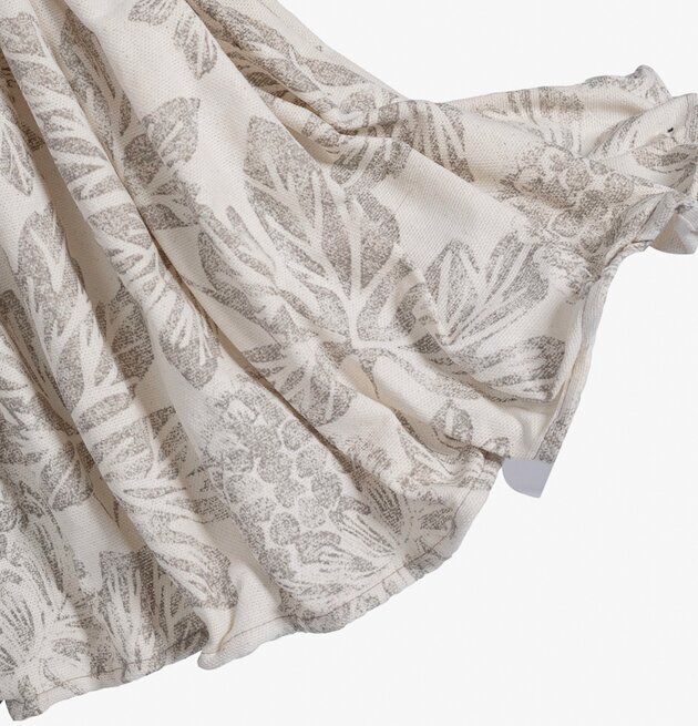 Bordslampa Vaso från Skitso med tygskärm och mönster av blad