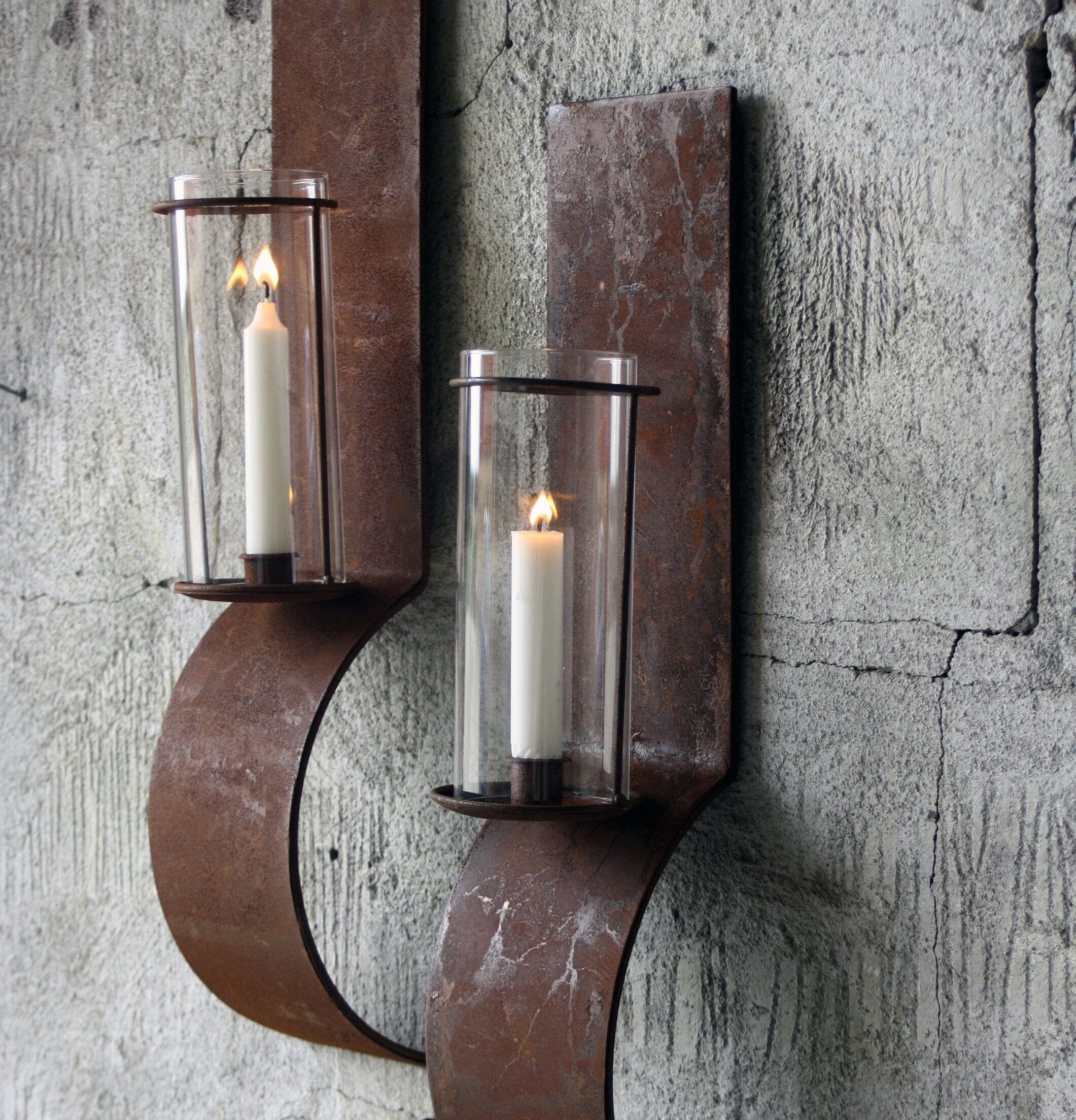 Lampett Med Stormglas från Västanvinden på rå betongvägg