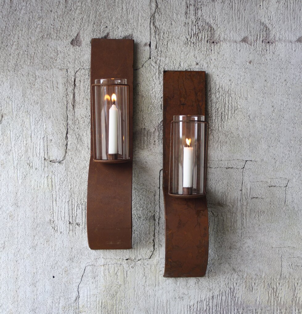 Lampett Med Stormglas från Västanvinden mot cementvägg