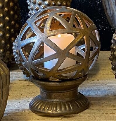 Bild av ljuslykta i keramik med geometriska mönster