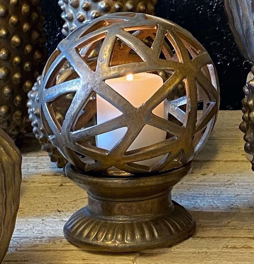 Bild av ljuslykta i keramik med geometriska mönster