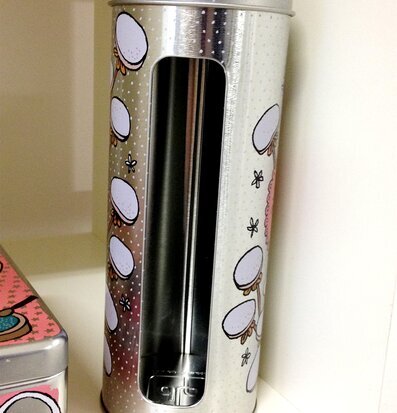 Bild av elegant zinkburk med konstnärlig design