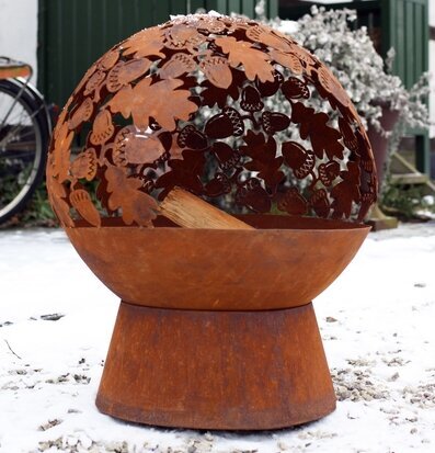 Eldklot Rost från Västanvinden i en snöig trädgårdsmiljö