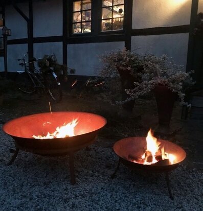 Eldfat Rost 47*21cm från Västanvinden i trädgårdsmiljö