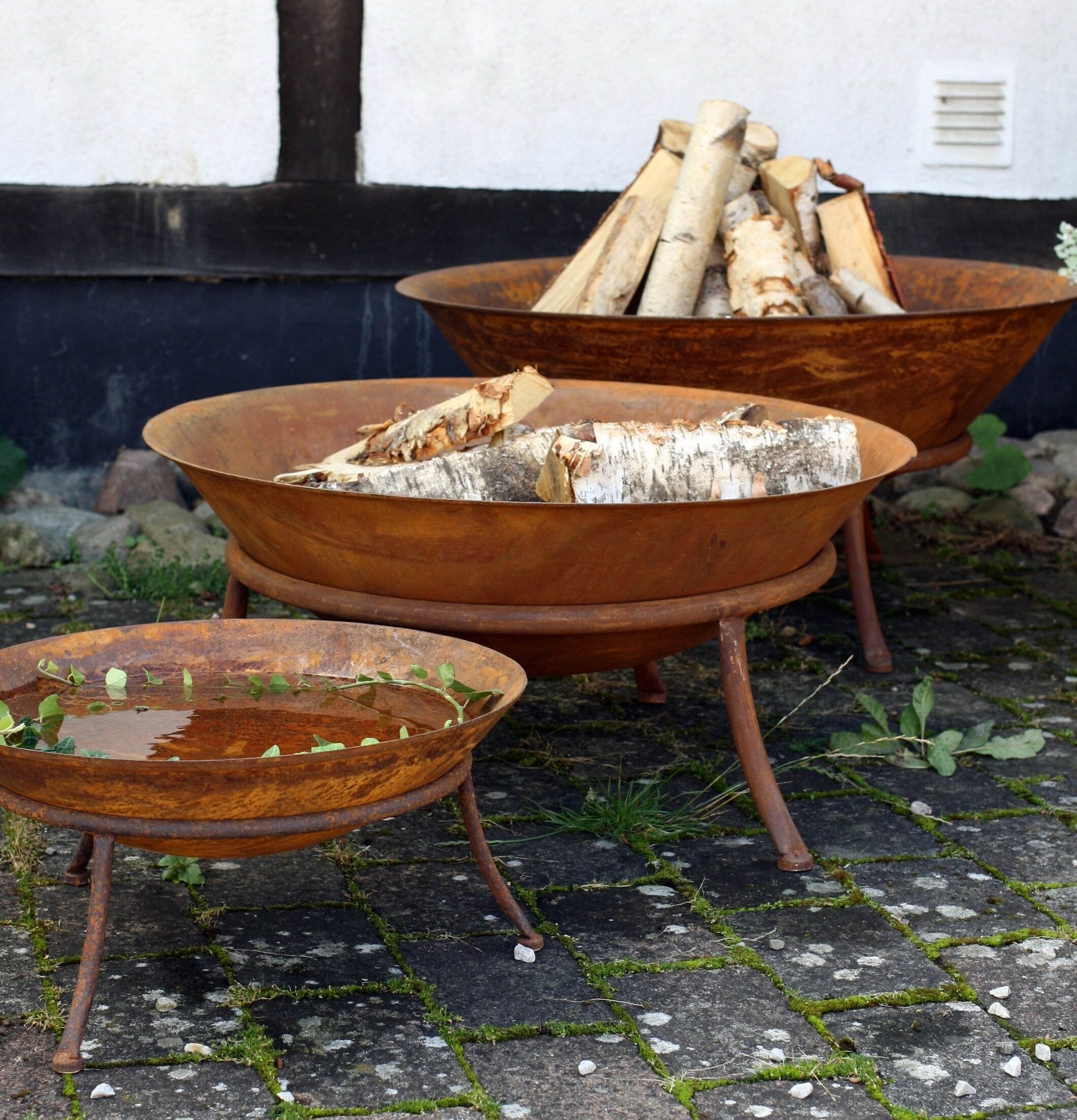 Eldfat Rost 47*21cm från Västanvinden på stenlagd uteplats