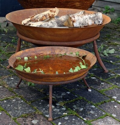 Eldfat Rost 47*21cm från Västanvinden med staplad björkved