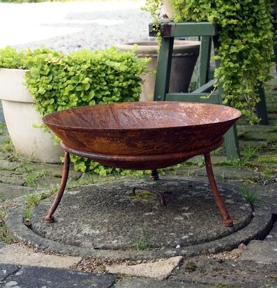Eldfat Rost 47*21cm från Västanvinden i trädgårdsmiljö