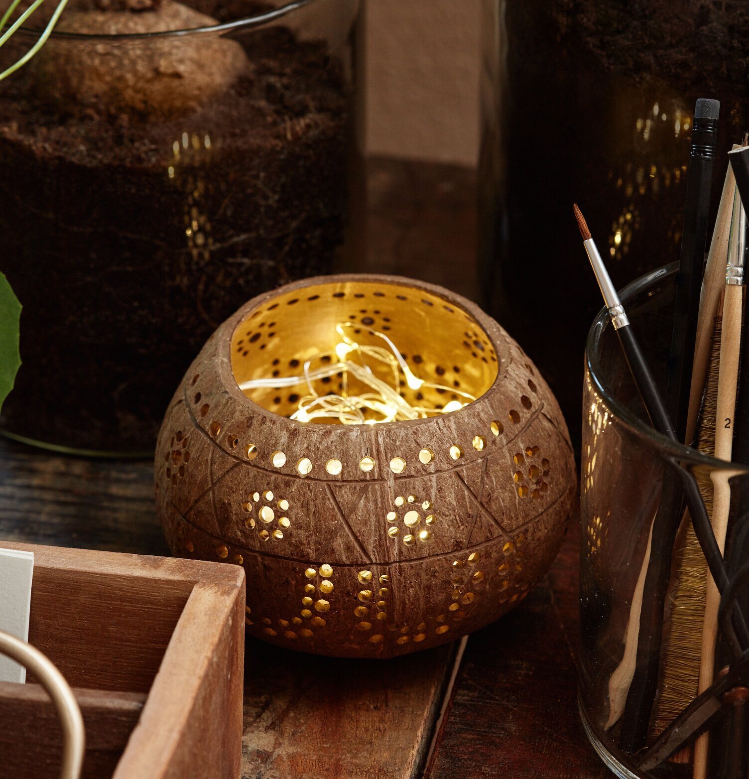 Lykta Kokosnöt från IB Laursen på träbord med dekorationer