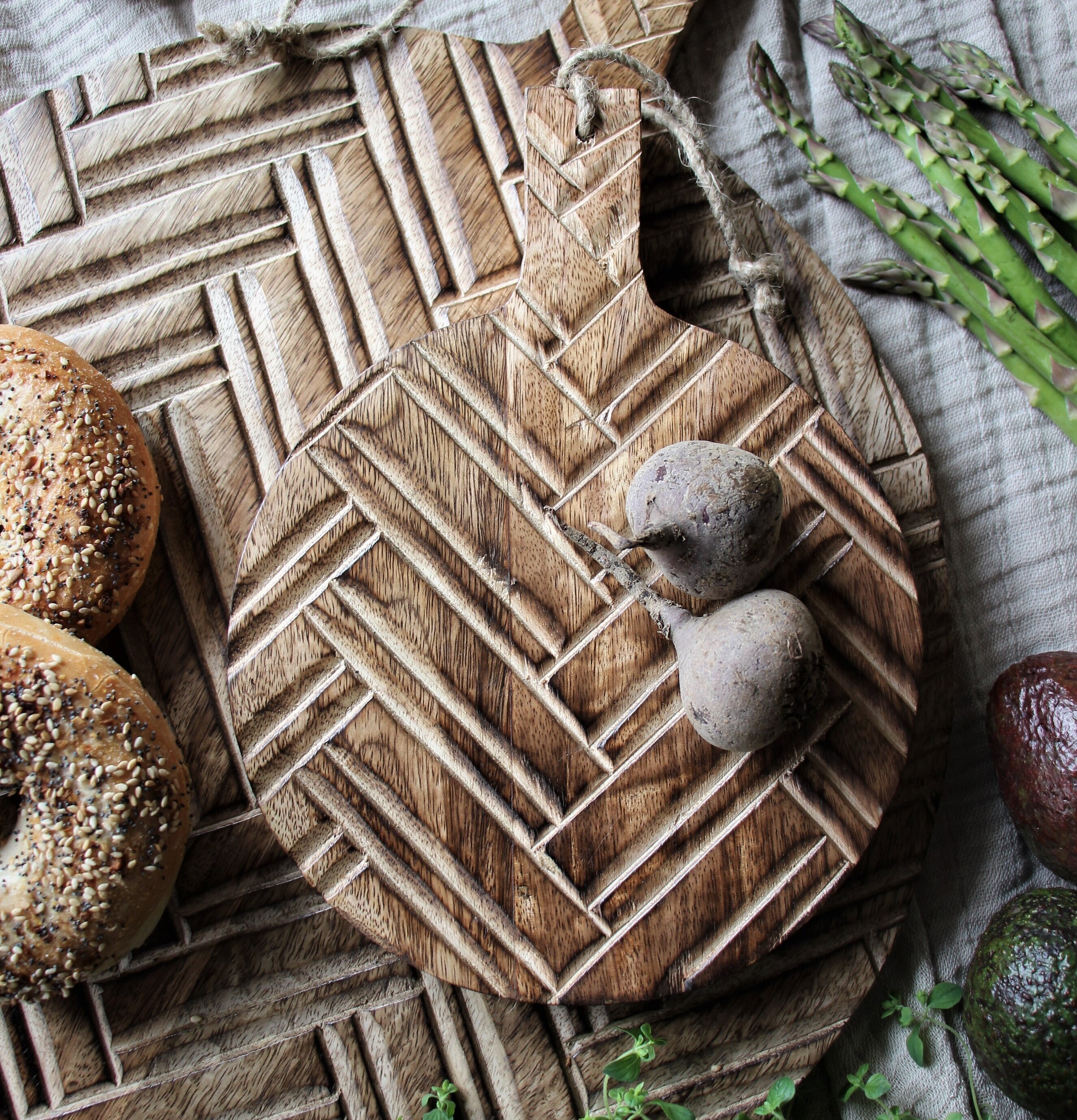 Skärbräda Herringbone Rund från Majas Cottage med grönsaker