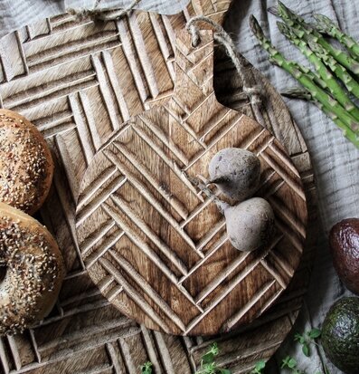 Skärbräda Herringbone Rund från Majas Cottage med grönsaker