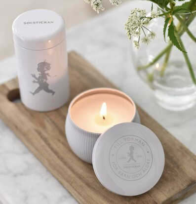 Doftljus Eukalyptus från Solstickan på träfat med blomvas