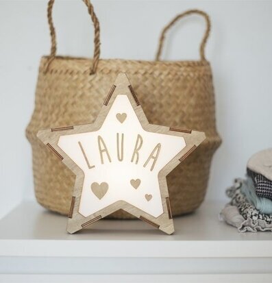 Bokstavslampa LED Star från Vintiun på vit yta med korg