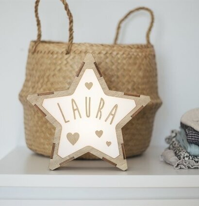 Bokstavslampa LED Star från Vintiun på vit yta med korg