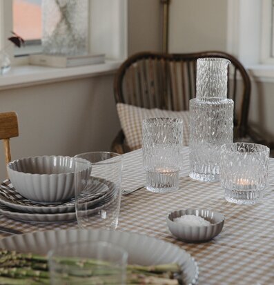 Karaff Prinseryd från Storefactory på ett dukat bord