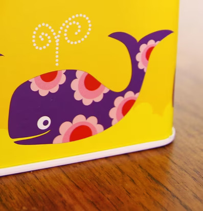 Liten box - Val från Blafre med färgstark design på träbord