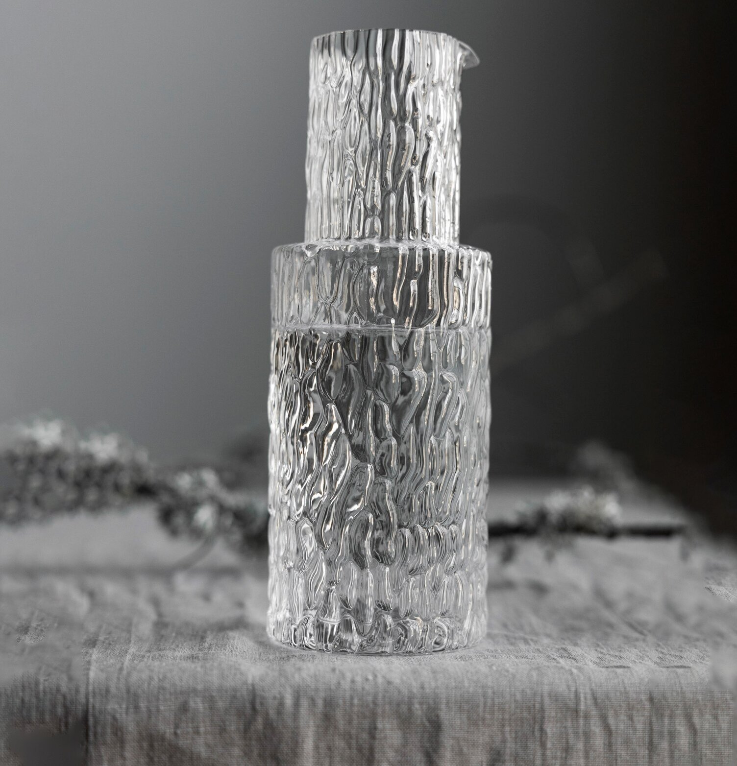 Karaff Prinseryd från Storefactory på grått linnetyg