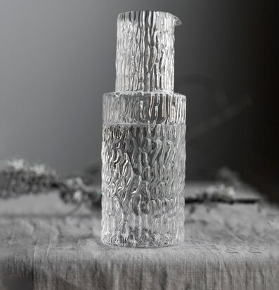 Karaff Prinseryd från Storefactory på grått linnetyg