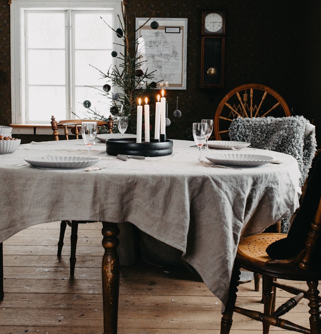 Ljusstake Svart - Bolmen från Storefactory på dukat bord