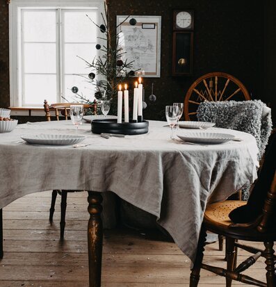 Ljusstake Svart - Bolmen från Storefactory på dukat bord