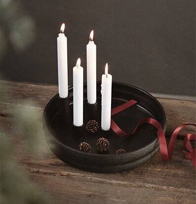 Ljusstake Svart - Bolmen från Storefactory med dekorationer