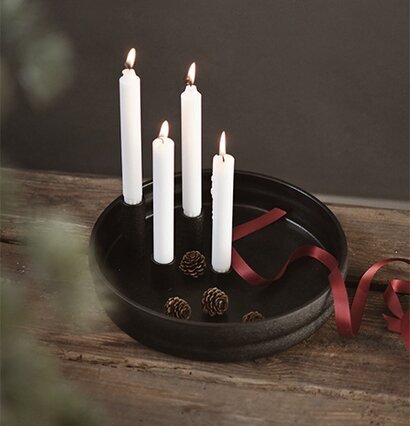 Ljusstake Svart - Bolmen från Storefactory med dekorationer