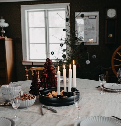 Ljusstake Svart - Bolmen från Storefactory på dukat bord