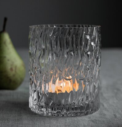 Bild av ljuslykta med bubbligt mönster och varm glöd