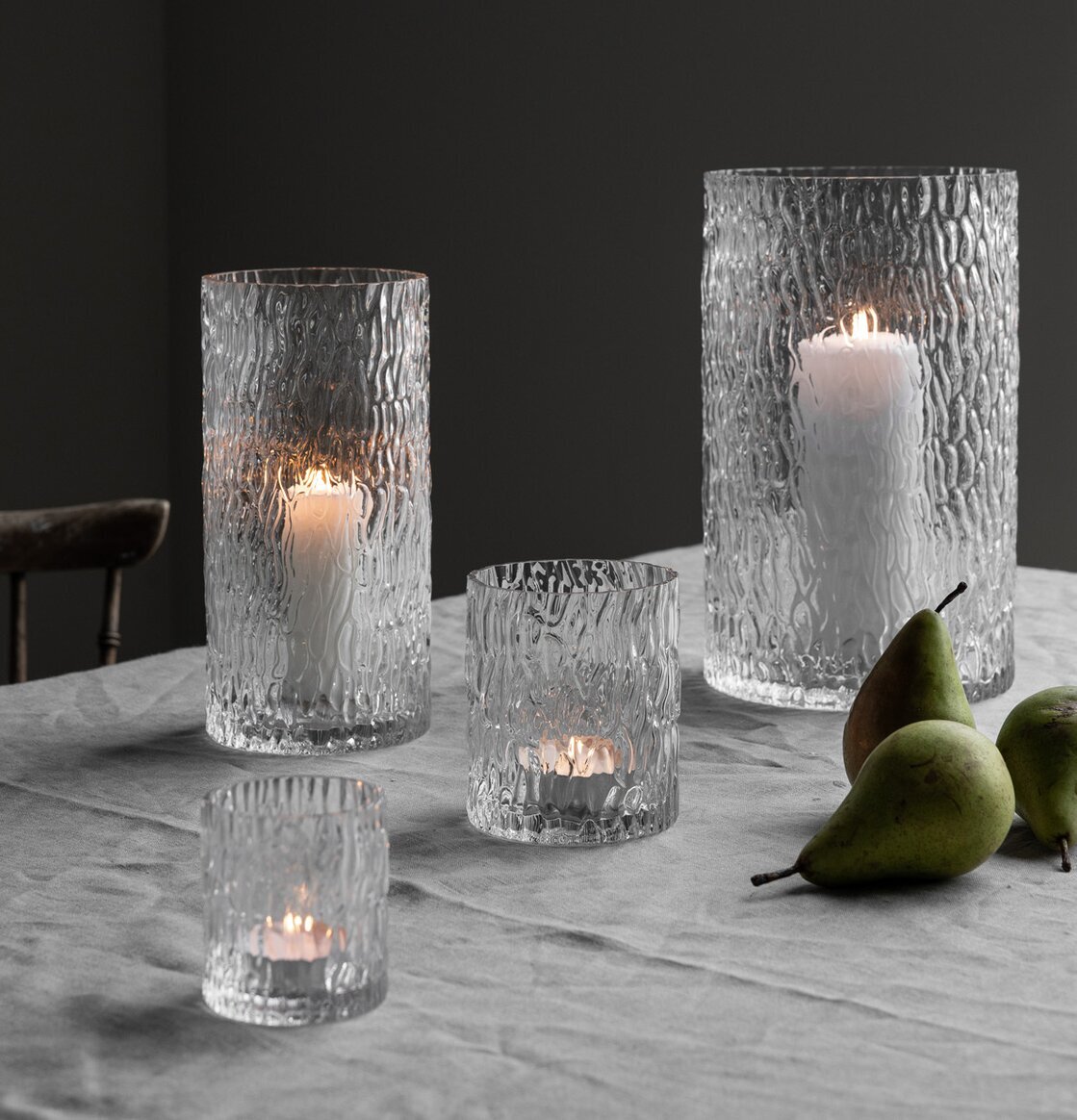 Bild av harmonisk atmosfär med ljuslyktor och päron