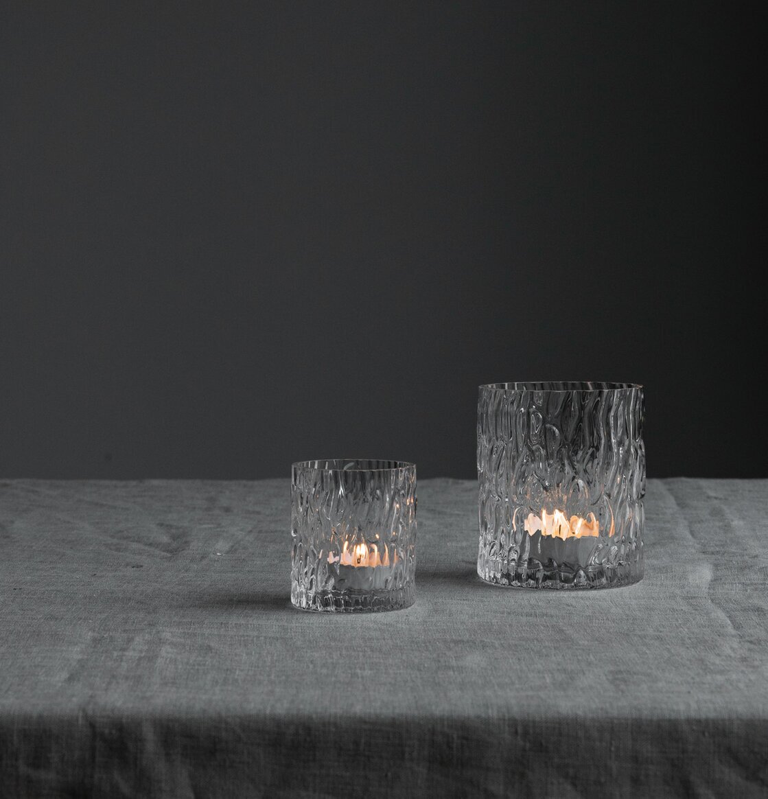 Ljuslykta Bubblig Liten från Storefactory på grå textilduk