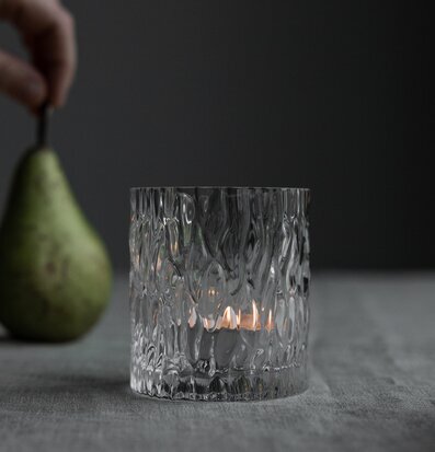 Bild av mjukt upplyst atmosfär med ljuslykta i fokus