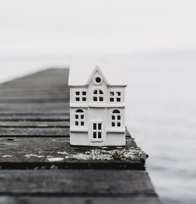 Bild av stilren porslinsljusstake på träbrygga