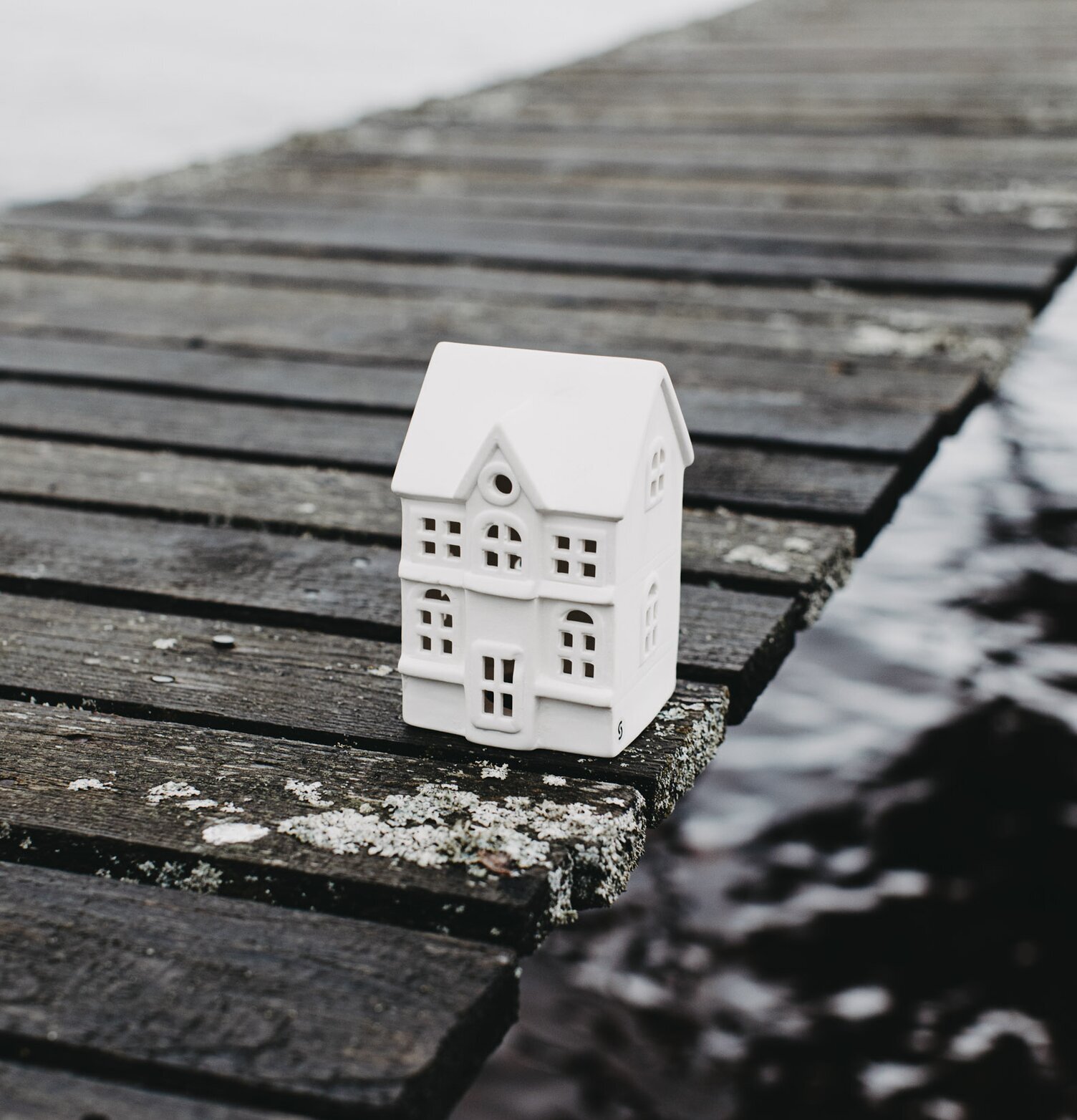 Ljusstake Hus Byn 1 från Storefactory på en träbrygga