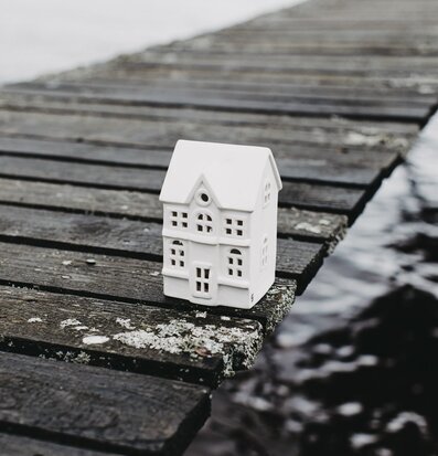 Foto av ljusstake i form av ett litet hus på brygga