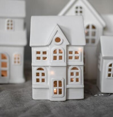 Bild av stilfull ljusstake som skapar varm atmosfär