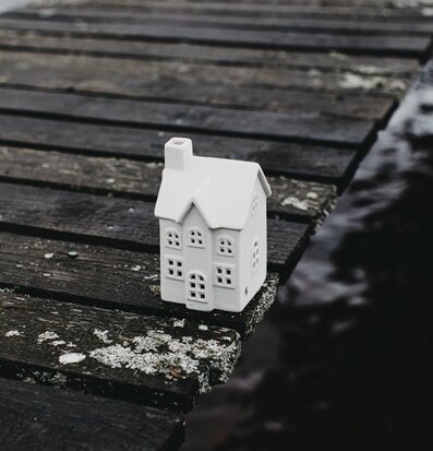 Bild av charmig vit ljusstake på träbrygga