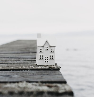 Bild av elegant ljusstake vid sjö i harmonisk miljö