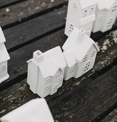 Bild av stiliserade keramikhus på sliten träyta