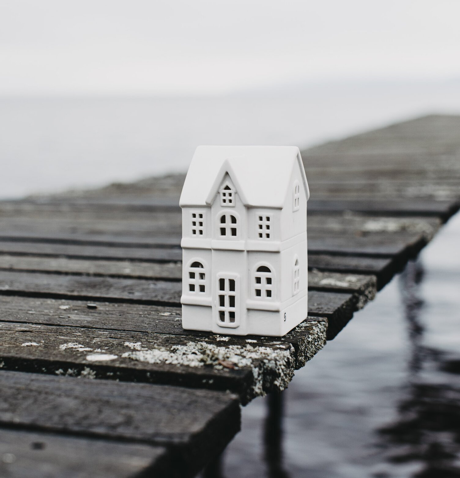 Ljusstake Hus Byn 3 från Storefactory på en träbrygga