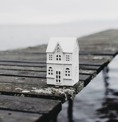 Bild av keramisk ljusstake på rustik brygga