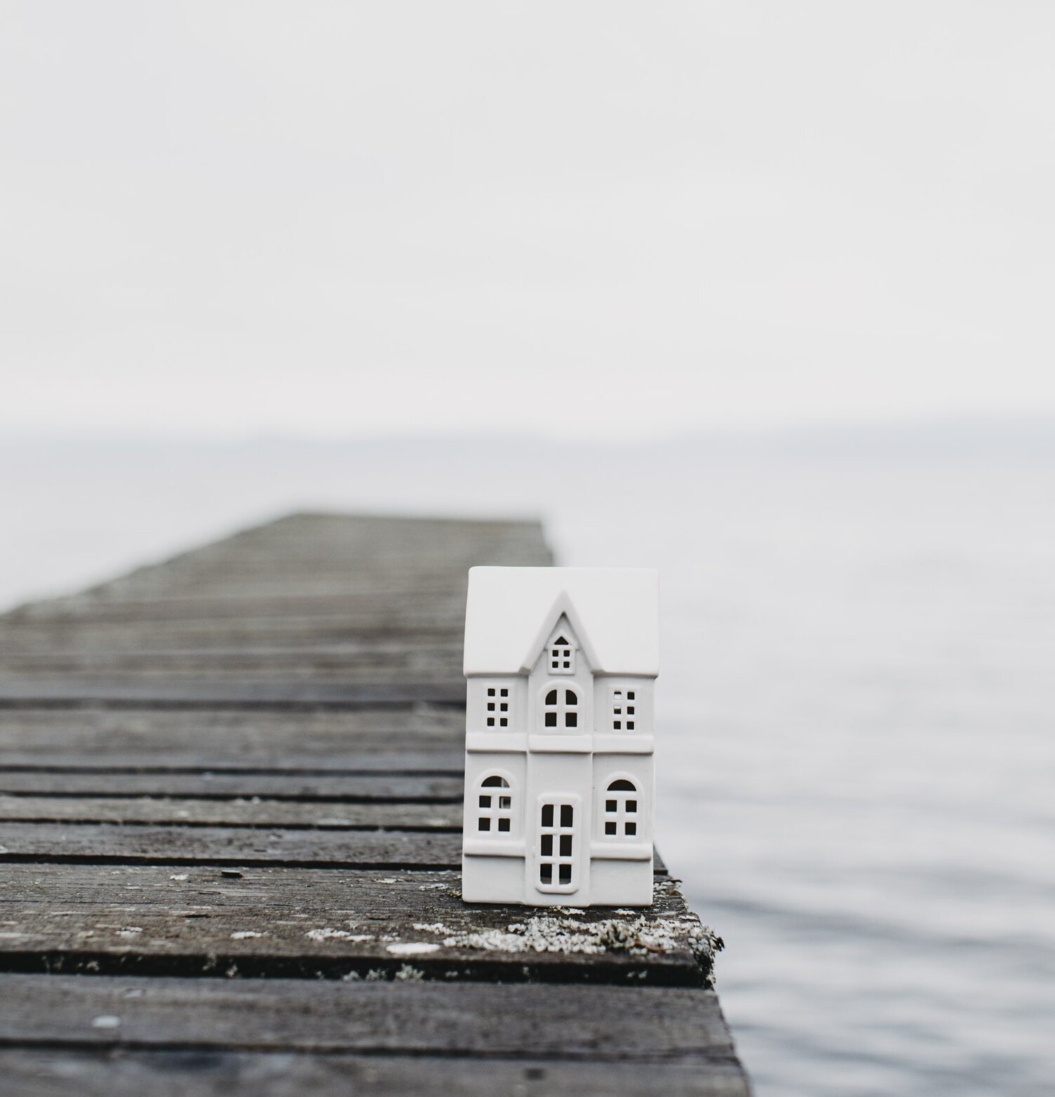 Ljusstake Hus Byn 3 från Storefactory på en rustik brygga