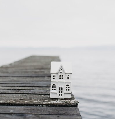 Bild av ljusstake på brygga vid sjö i skandinavisk stil