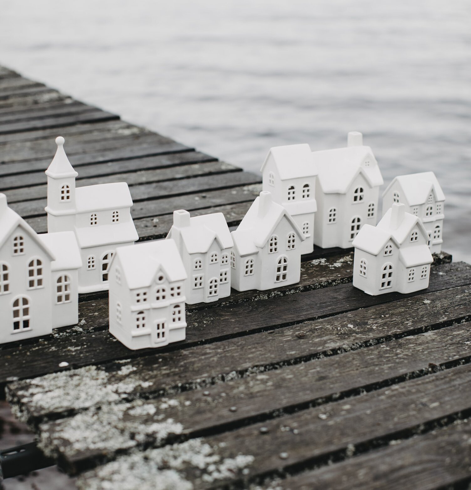 Ljusstake Hus Byn 4 från Storefactory på en träbrygga