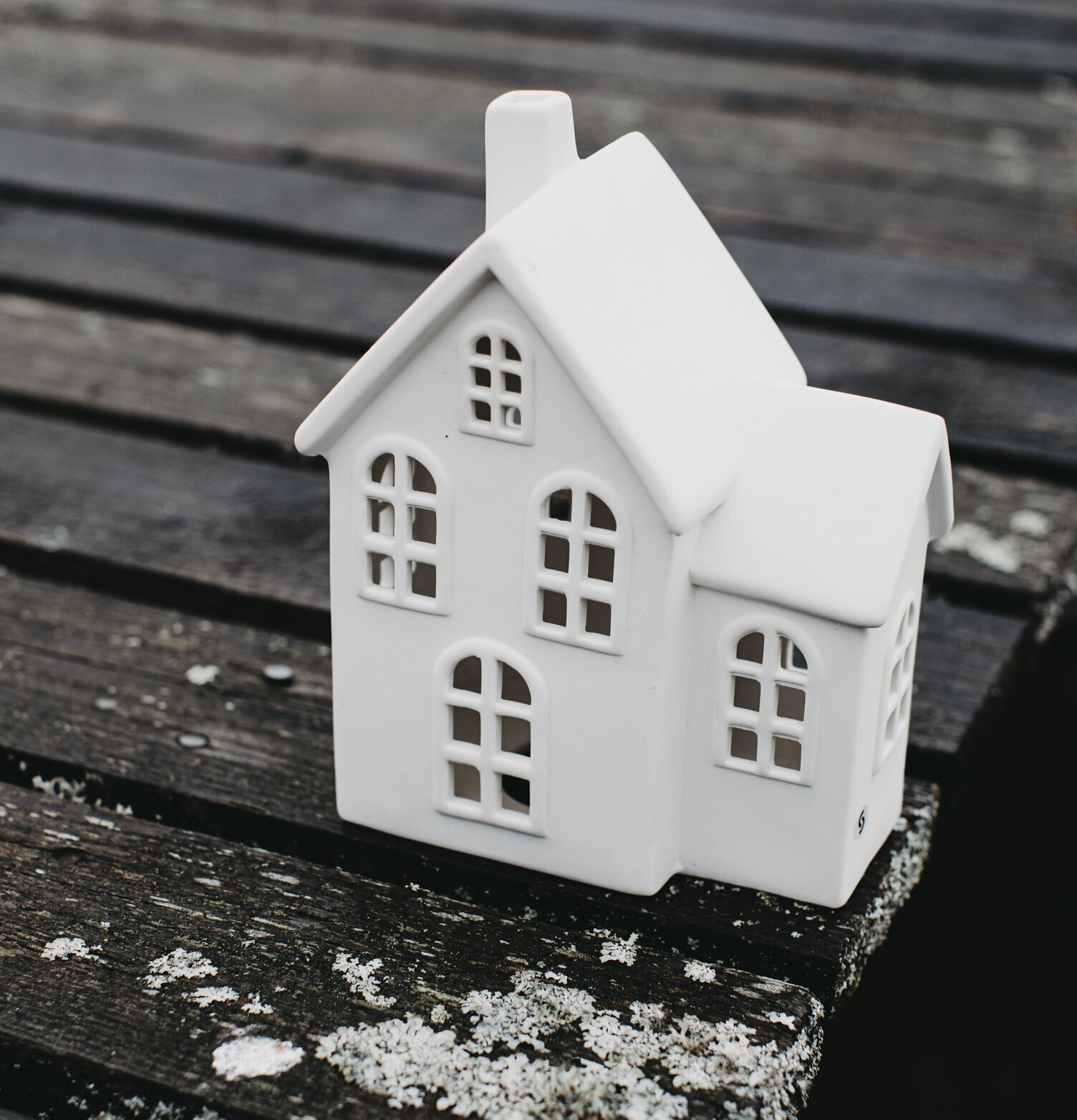 Ljusstake Hus Byn 4 från Storefactory på väderbiten träyta