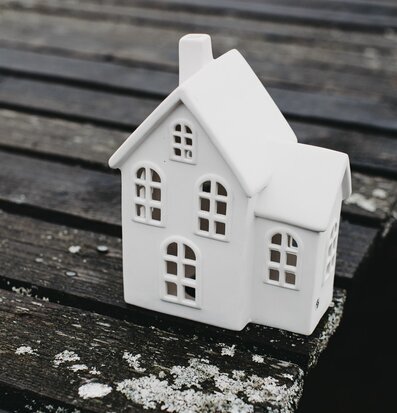 Bild av keramikljusstake i rustik och naturlig miljö