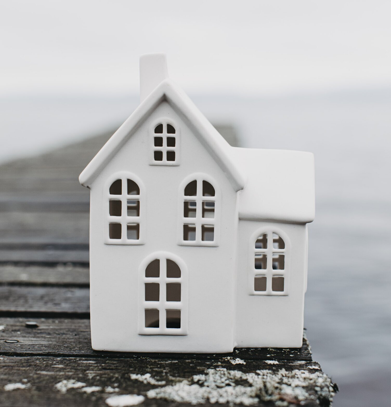 Ljusstake Hus Byn 4 från Storefactory på träbrygga