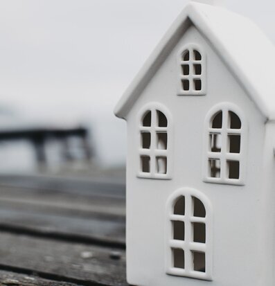 Bild av dekorativ ljusstake i keramik och trälandskap