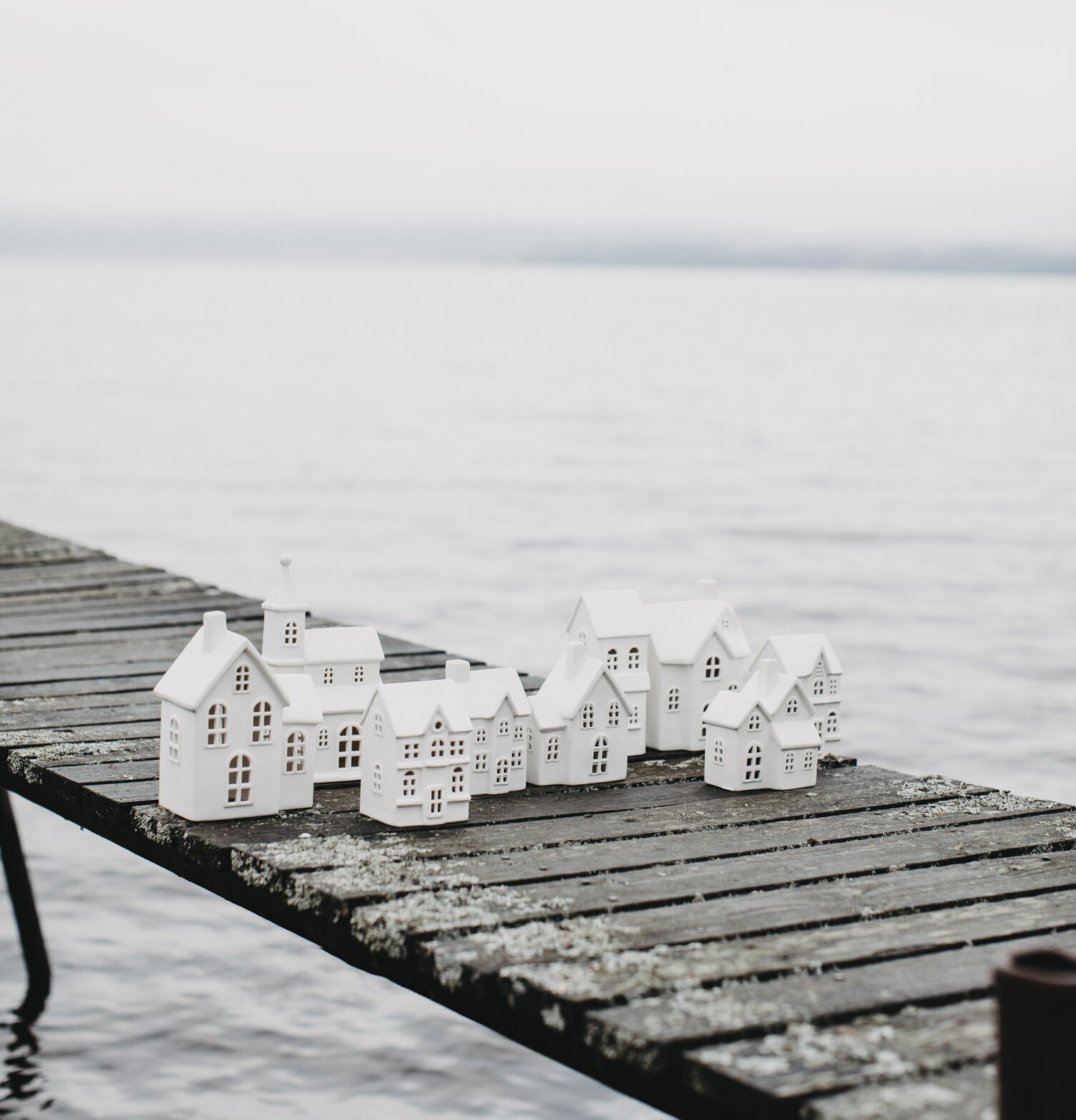Ljusstake Hus Byn 5 från Storefactory på en brygga vid sjön
